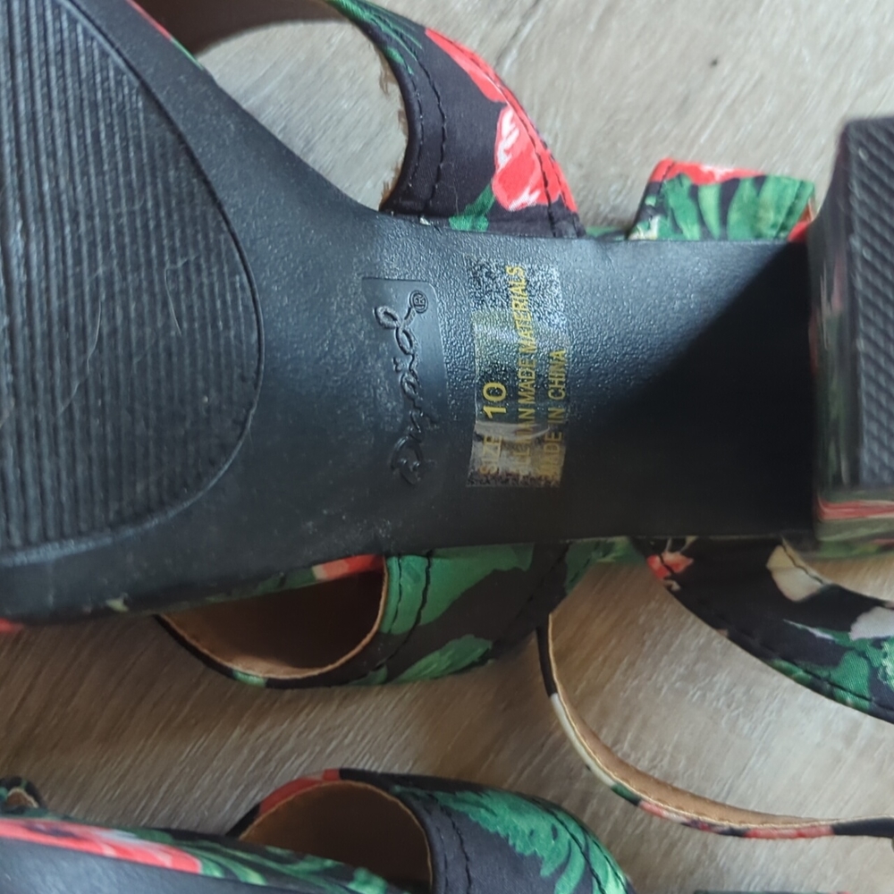 Patterned platform heels - Picture 3 of 4